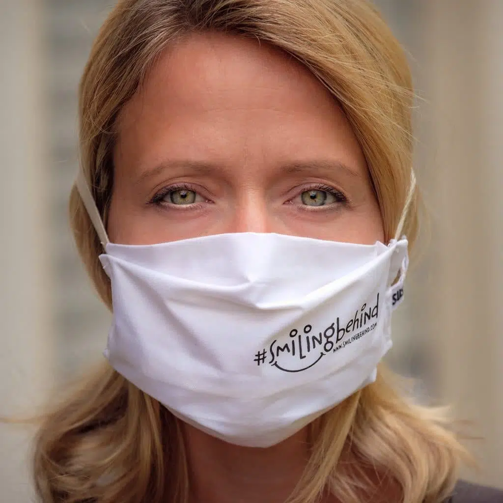 #SMILINGBEHIND Statement Maske
