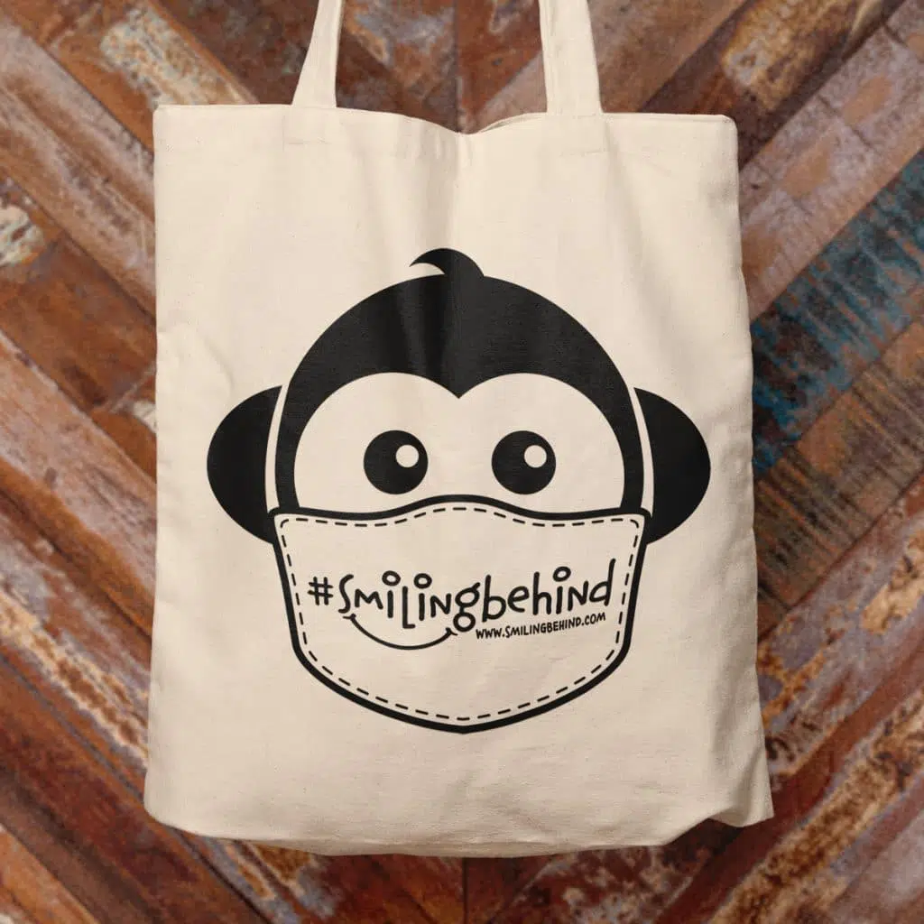 #SMILINGBEHIND Tote Bag – Einkaufstasche mit breiten Henkeln aus Bio-Baumwolle
