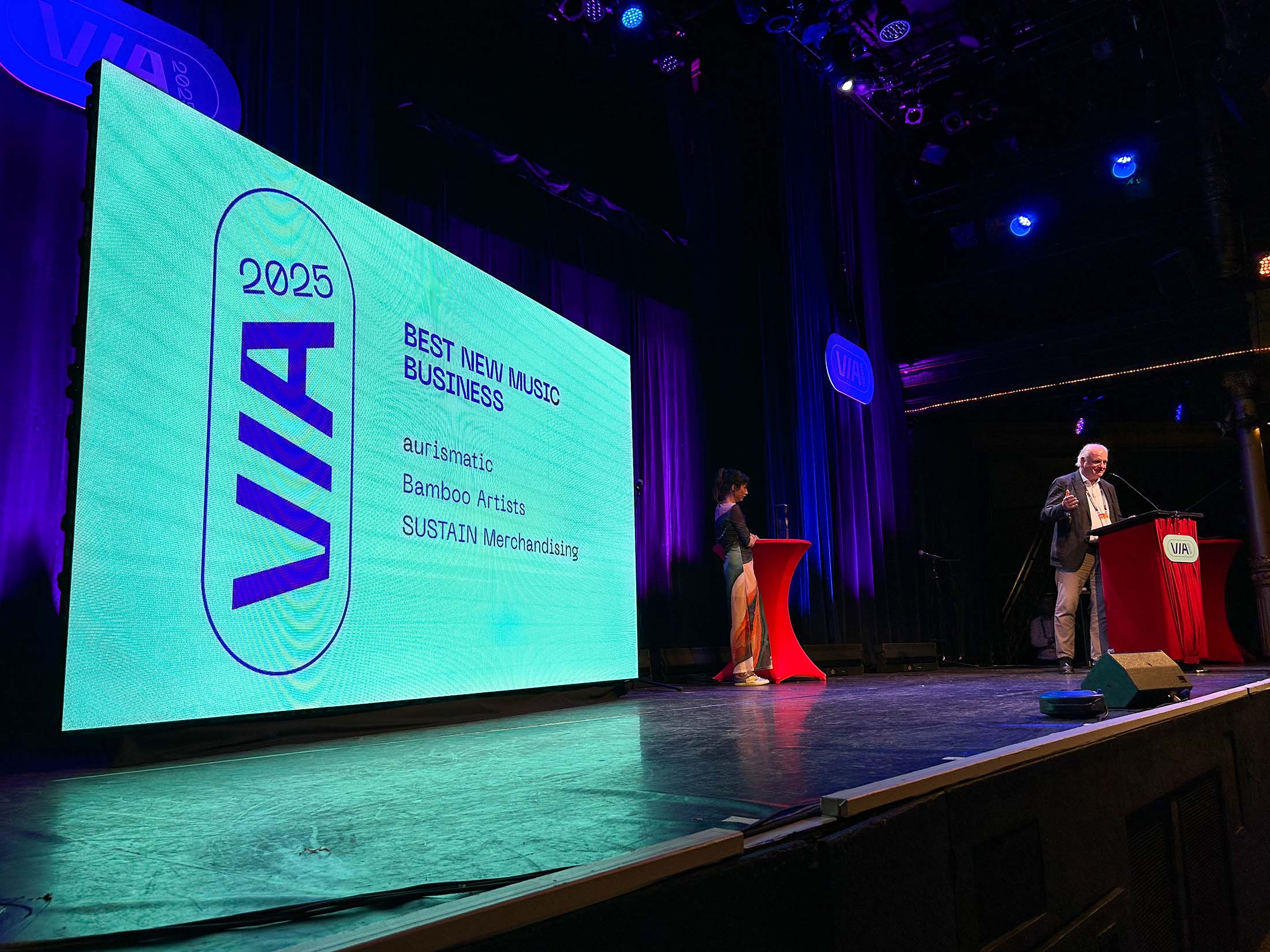 VIA Awards 2025: SUSTAIN Merchandising auf der Shortlist 2 VIA Awards Stage Best New Music Business